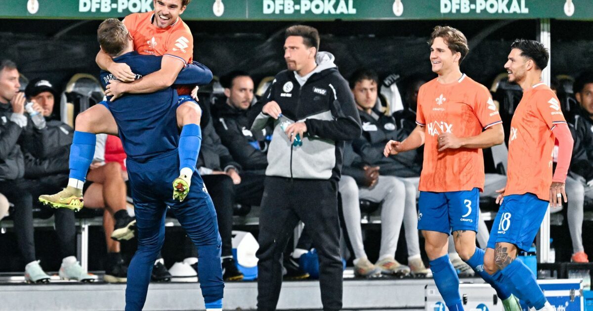 Der eingewechselte Lars Kehl feiert seinen Treffer mit Trainer Kohfeldt.