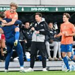 Der eingewechselte Lars Kehl feiert seinen Treffer mit Trainer Kohfeldt.