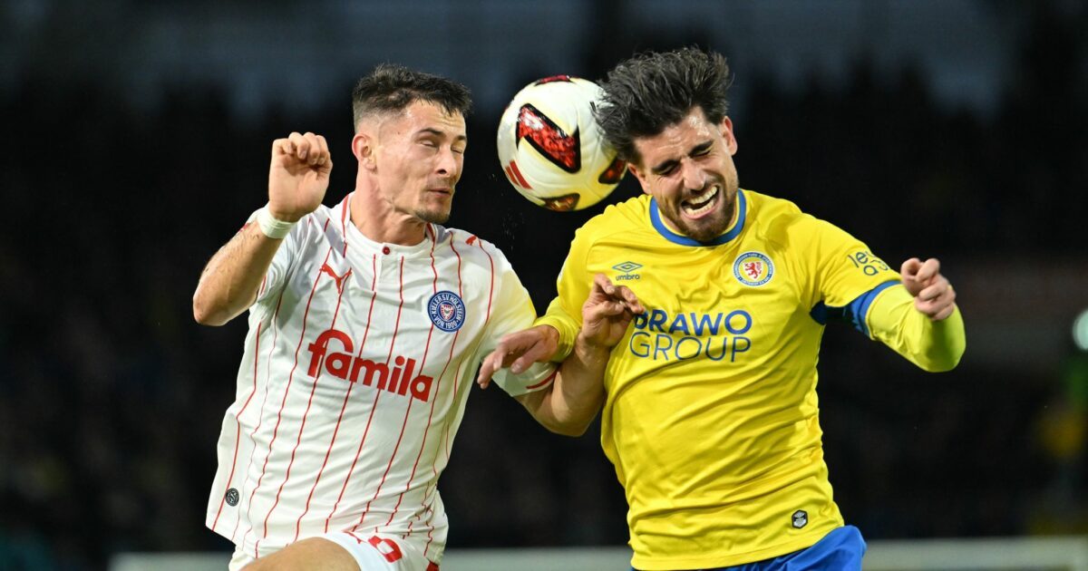 Im Zweikampf: Fabio Di Michele Sanchez von Eintracht Braunschweig (r) und Adrian Kapralik von Holstein Kiel.