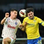 Im Zweikampf: Fabio Di Michele Sanchez von Eintracht Braunschweig (r) und Adrian Kapralik von Holstein Kiel.
