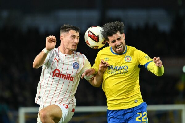 Im Zweikampf: Fabio Di Michele Sanchez von Eintracht Braunschweig (r) und Adrian Kapralik von Holstein Kiel.