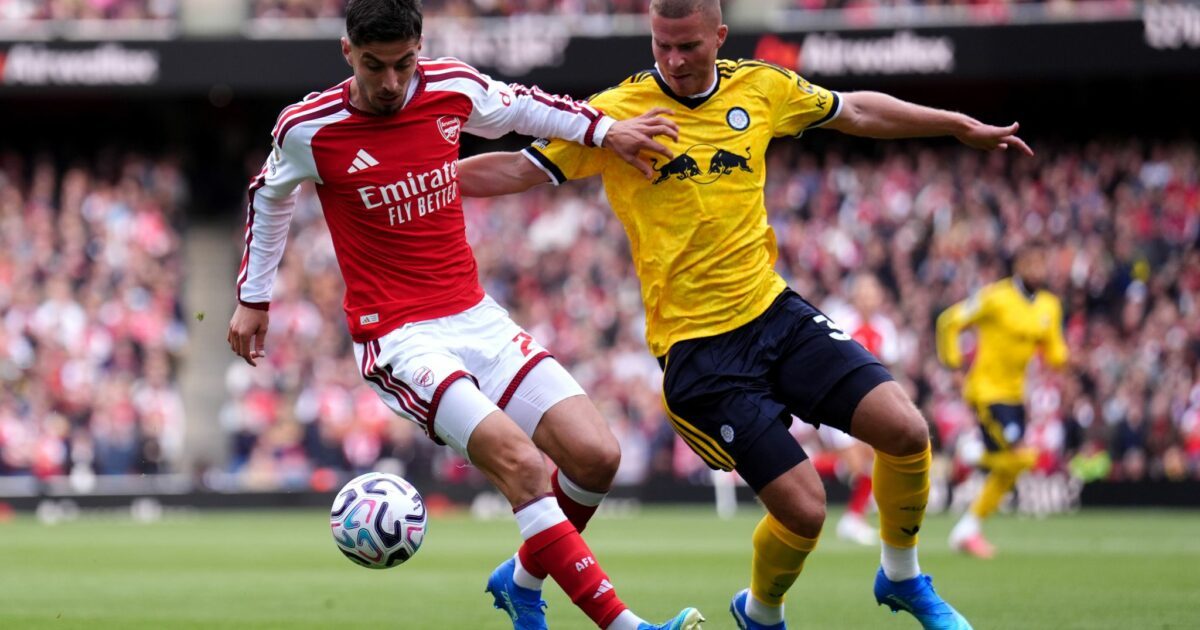 Arsenals Kai Havertz (l) im Zweikampf mit Nico Elvedi von Leeds United.