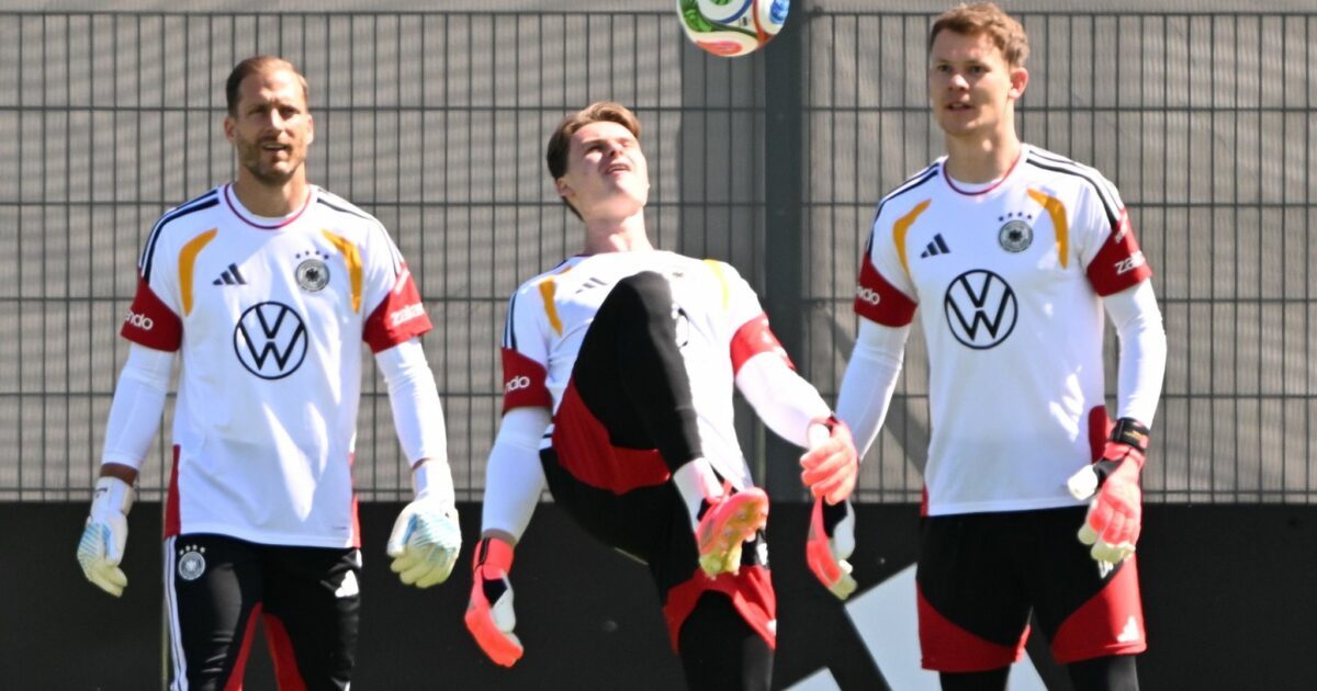 Oliver Baumann (li.) trifft in der Europa League auf Alexander Nübel (re.). (Archivbild)
