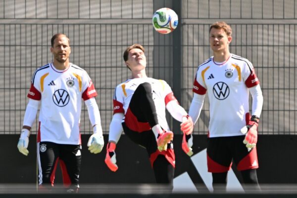 Oliver Baumann (li.) trifft in der Europa League auf Alexander Nübel (re.). (Archivbild)