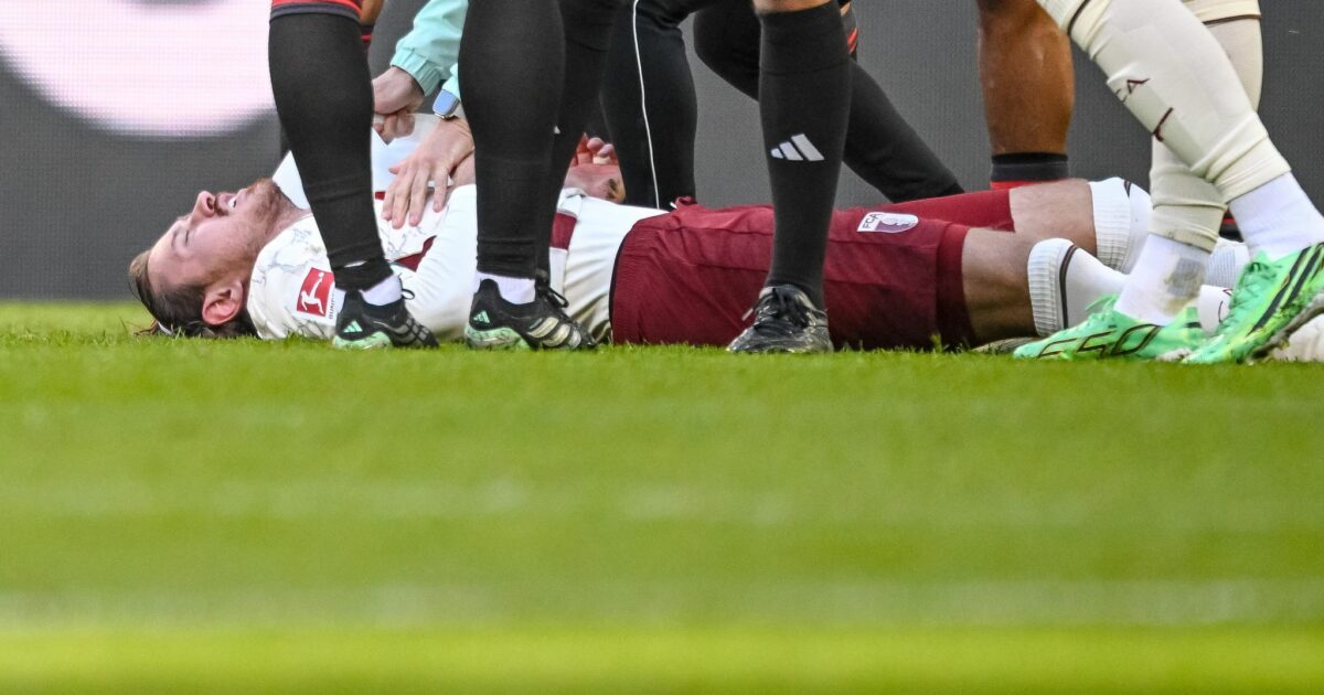Knockout: Calvin Brackelmann liegt nach dem Kopftreffer verletzt am Boden.