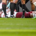 Knockout: Calvin Brackelmann liegt nach dem Kopftreffer verletzt am Boden.