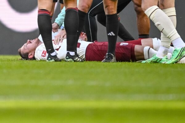 Knockout: Calvin Brackelmann liegt nach dem Kopftreffer verletzt am Boden.