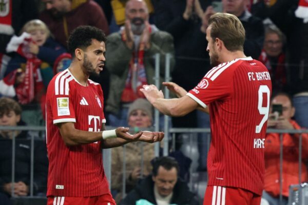 Luis Díaz (l) bejubelt sein Tor zum 1:0 mit Harry Kane.