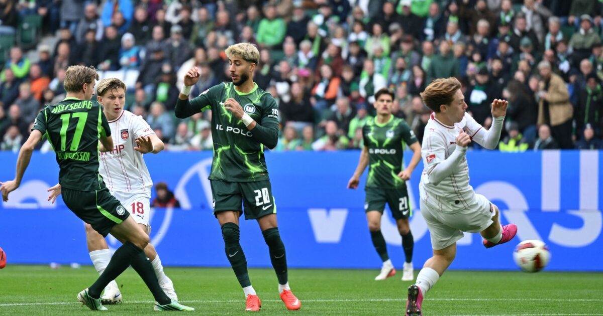 Wolfsburgs Alexander Bernhardsson (Nr. 17) erzielt nach 34 Sekunden das bislang schnellste Tor der Zweitliga-Saison.