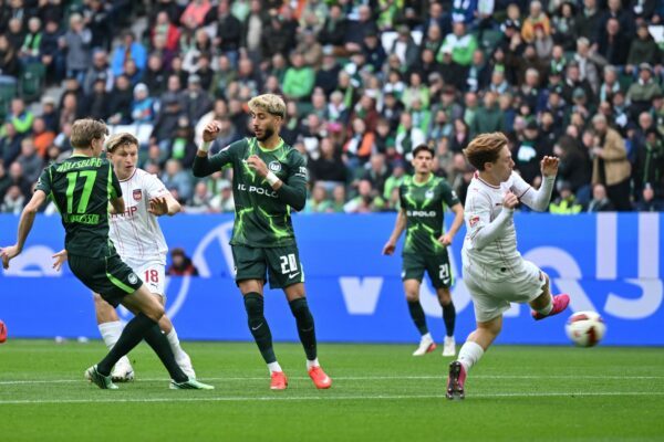 Wolfsburgs Alexander Bernhardsson (Nr. 17) erzielt nach 34 Sekunden das bislang schnellste Tor der Zweitliga-Saison.