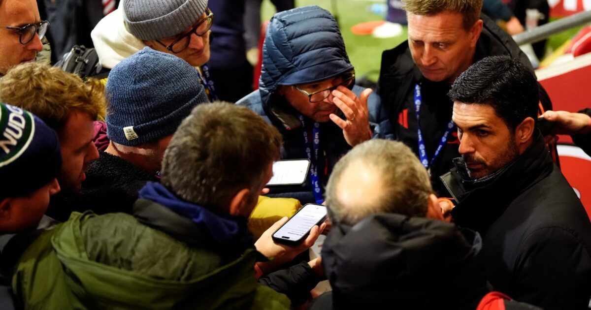 Arsenals Trainer Mikel Arteta (r) wirkte nach der peinlichen Pokal-Pleite gefasst.