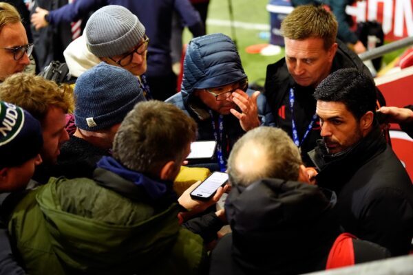 Arsenals Trainer Mikel Arteta (r) wirkte nach der peinlichen Pokal-Pleite gefasst.
