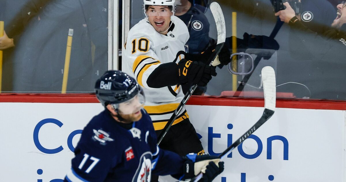 JJ Peterka (10) von den Boston Bruins erzielte den Siegtreffer gegen die Winnipeg Jets.