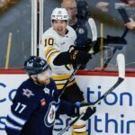 JJ Peterka (10) von den Boston Bruins erzielte den Siegtreffer gegen die Winnipeg Jets.