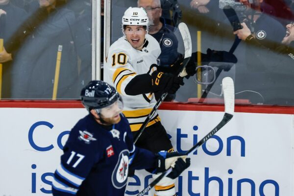 JJ Peterka (10) von den Boston Bruins erzielte den Siegtreffer gegen die Winnipeg Jets.