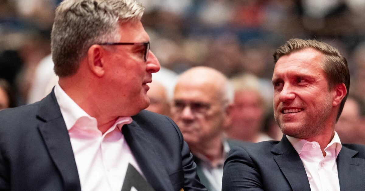 Axel Hellmann und Markus Krösche bei der Mitgliederversammlung.