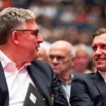 Axel Hellmann und Markus Krösche bei der Mitgliederversammlung.