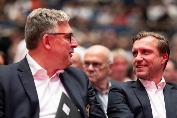 Axel Hellmann und Markus Krösche bei der Mitgliederversammlung.