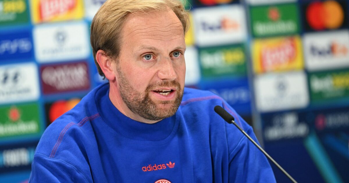 Bei der Pressekonferenz vor dem Arsenal-Spiel schlüpfte Aaron Danks schon mal in die Chefrolle.