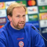 Bei der Pressekonferenz vor dem Arsenal-Spiel schlüpfte Aaron Danks schon mal in die Chefrolle.