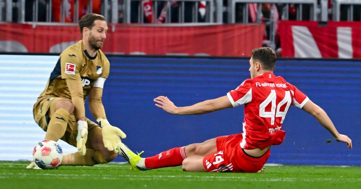 Der FC Bayern beschäftigt sich laut einem Medienbericht mit Oliver Baumann (links). (Archivbild)
