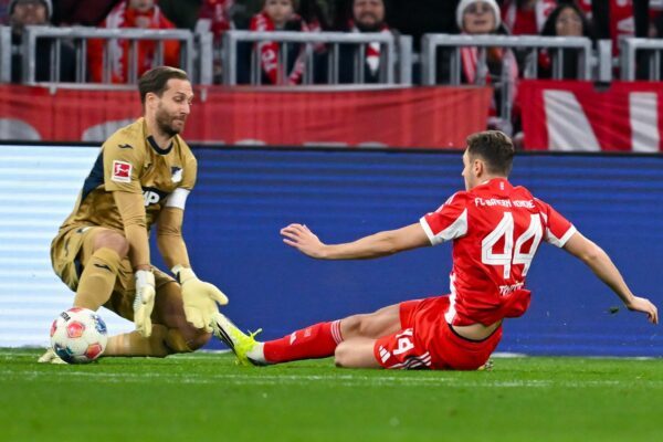 Der FC Bayern beschäftigt sich laut einem Medienbericht mit Oliver Baumann (links). (Archivbild)