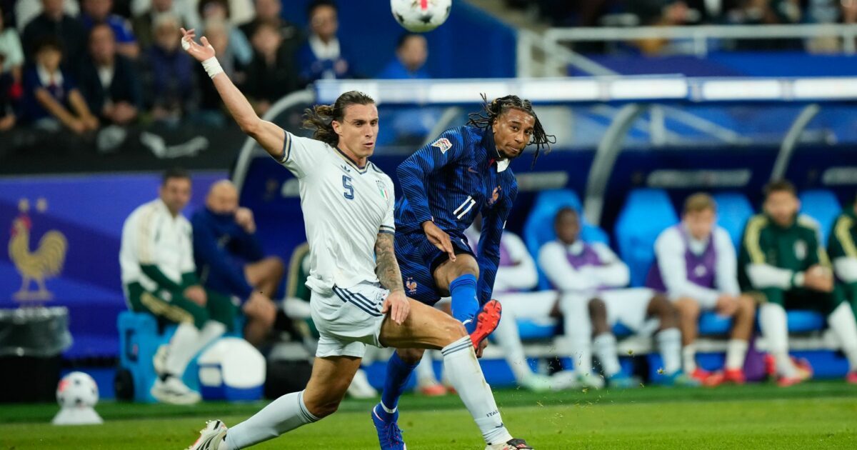 Bayerns Michael Olise (r.) erzielte die sehenswerte Führung für Frankreich.