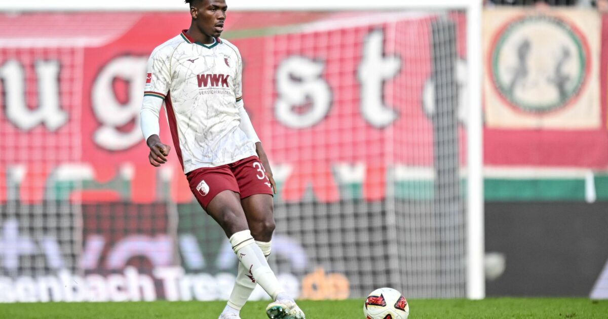 Soll für den FC Augsburg trotz der rassistischen Beleidigungen gegen sich im DFB-Pokal auflaufen: Verteidiger Juma Bah.