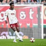 Soll für den FC Augsburg trotz der rassistischen Beleidigungen gegen sich im DFB-Pokal auflaufen: Verteidiger Juma Bah.