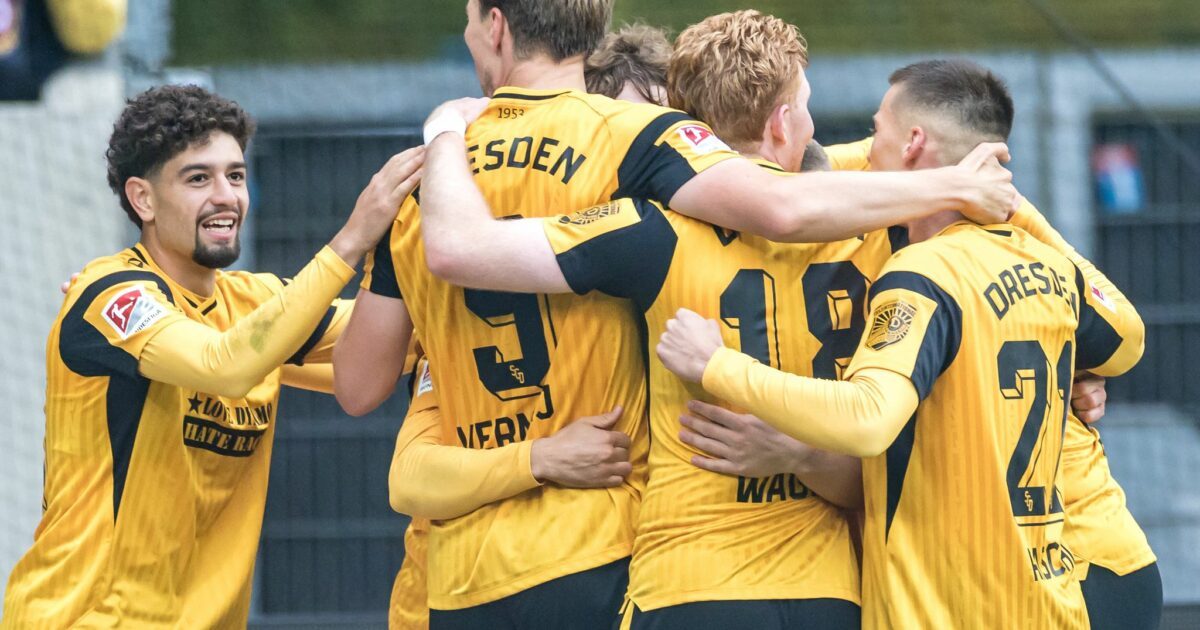 Dynamos Spieler bejubeln den ersten Saisontreffer vom Italiener Simon Straudi (l).