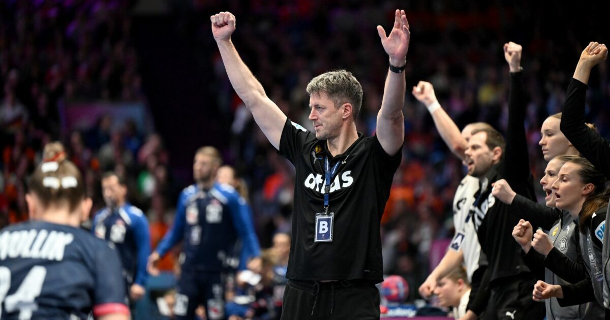 Bundestrainer Markus Gaugisch möchte mit den deutschen Handballerinnen auch bei der EM eine Medaille bejubeln. (Archivbild)