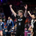 Bundestrainer Markus Gaugisch möchte mit den deutschen Handballerinnen auch bei der EM eine Medaille bejubeln. (Archivbild)