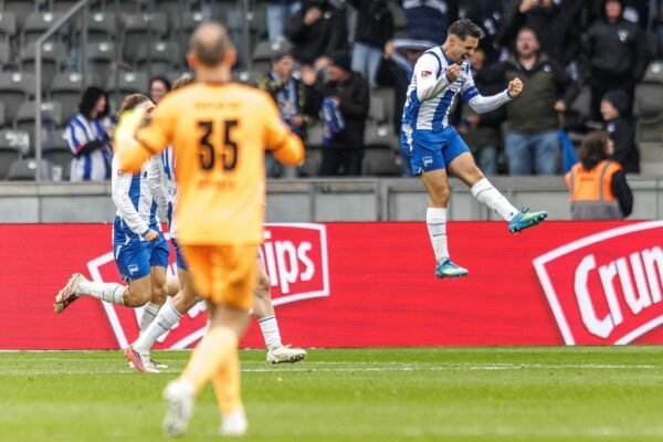 Siegtreffer in der Nachspielzeit: Brekalo (M) sorgt für den Hertha-Sieg.