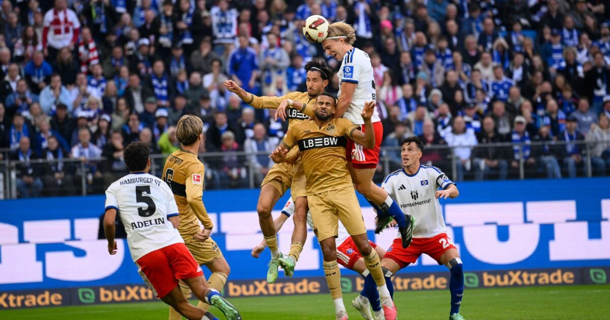 Hamburgs Sebastiaan Bornauw köpft den Ball auf das Tor.