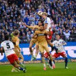 Hamburgs Sebastiaan Bornauw köpft den Ball auf das Tor.