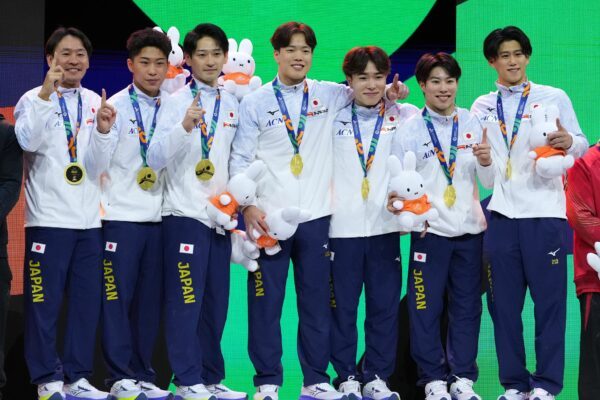 Die japanischen Turner haben bei der WM die Goldmedaille in der Mannschaftswertung gewonnen.
