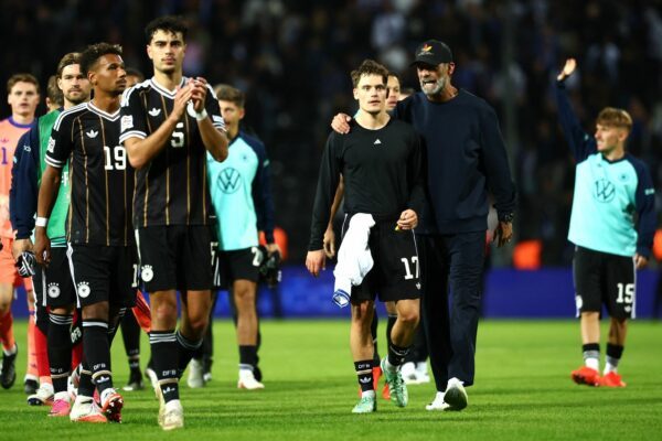Wollte nicht groß meckern: Jürgen Klopp (vorn r.).