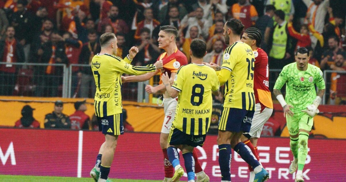 Kerem Akturkoglu (l) von Fenerbahçe gerät nach Abpfiff mit mit Roland Sallai (r) aneinander.