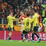 Kerem Akturkoglu (l) von Fenerbahçe gerät nach Abpfiff mit mit Roland Sallai (r) aneinander.
