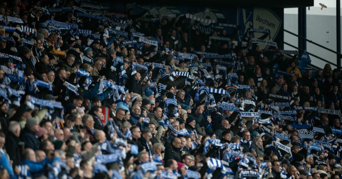 Die Ostkurve des Bochumer Ruhrstadions ist ein reiner Stehplatzbereich. (Archivbild)