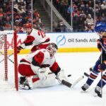 Leon Draisaitl (r.) steuerte fünf Scorerpunkte zum Oilers-Sieg bei.