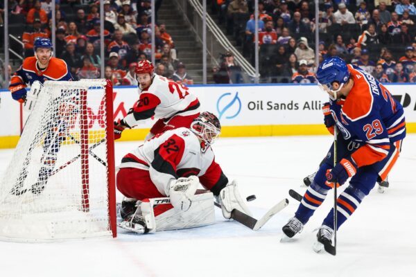 Leon Draisaitl (r.) steuerte fünf Scorerpunkte zum Oilers-Sieg bei.
