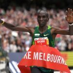 Der 41-jährige Eliud Kipchoge aus Kenia gewinnt den Melbourne-Marathon.