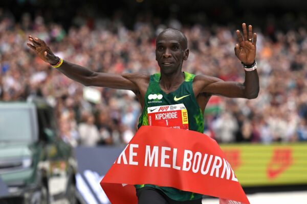 Der 41-jährige Eliud Kipchoge aus Kenia gewinnt den Melbourne-Marathon.