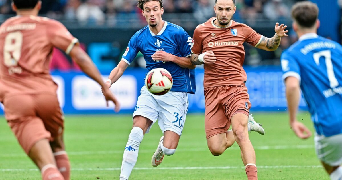 Darmstadts Torschütze Milan Smit (l) im Zweikampf mit Falko Michel.