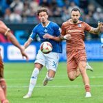 Darmstadts Torschütze Milan Smit (l) im Zweikampf mit Falko Michel.