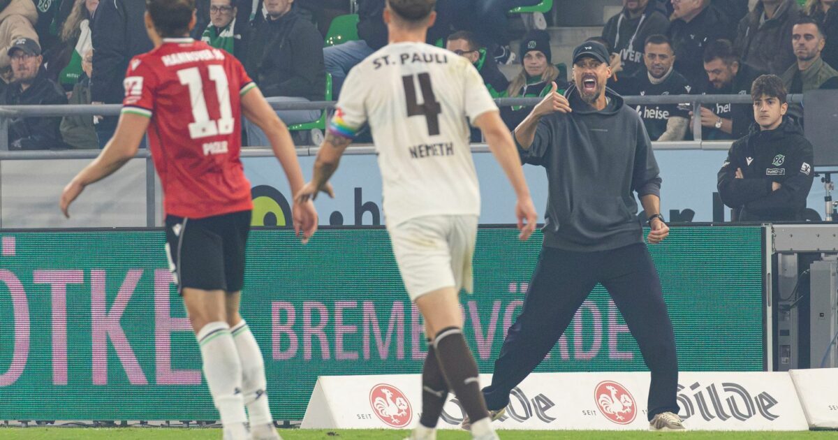 Hannovers neuer Trainer Sandro Wagner beim 1:1 gegen den FC St. Pauli.