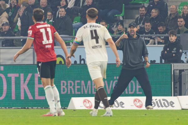 Hannovers neuer Trainer Sandro Wagner beim 1:1 gegen den FC St. Pauli.
