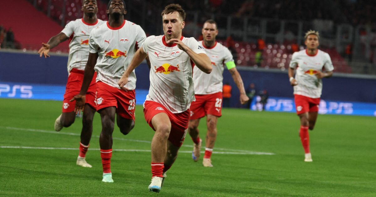 Brajan Gruda von RB Leipzig (M.) jubelt mit seinen Teamkollegen nach dem Treffer zum 1:0.