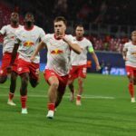 Brajan Gruda von RB Leipzig (M.) jubelt mit seinen Teamkollegen nach dem Treffer zum 1:0.